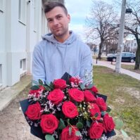 Klasyczne czerwone róże z dodatkami