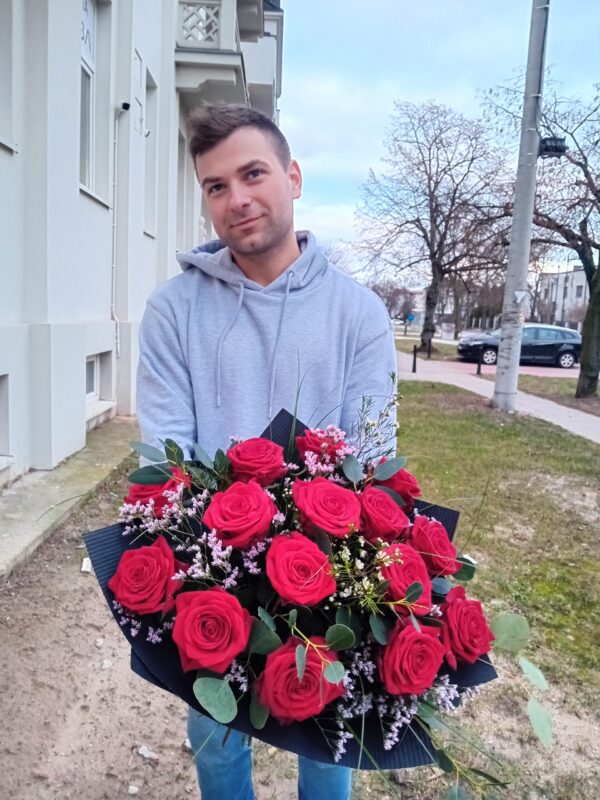 Klasyczne czerwone róże z dodatkami