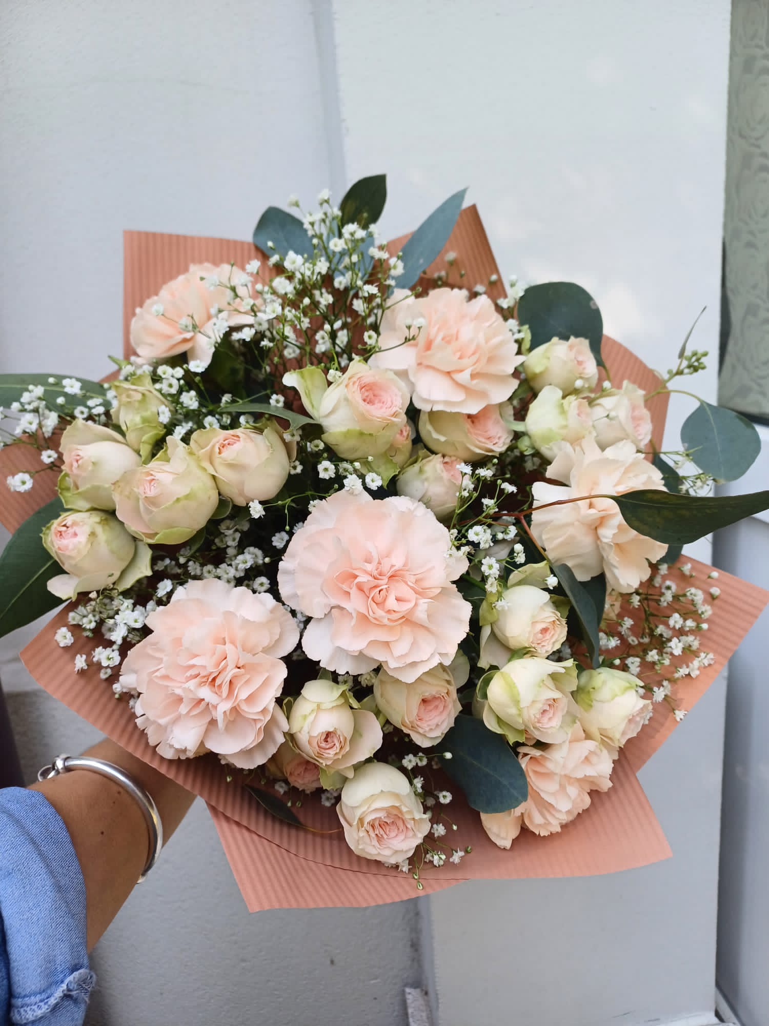 Romantyczny morelowy bukiet z goździkiem i gipsówką - Image 5