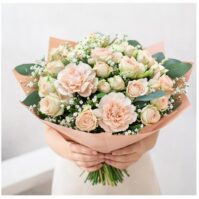 Romantyczny morelowy bukiet z goździkiem i gipsówką