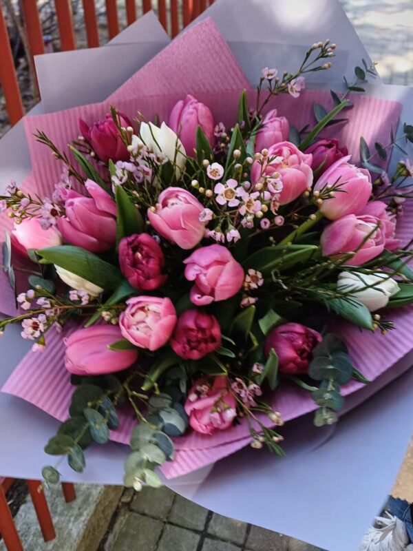 Tulipany w odcieniach różu z dodatkami